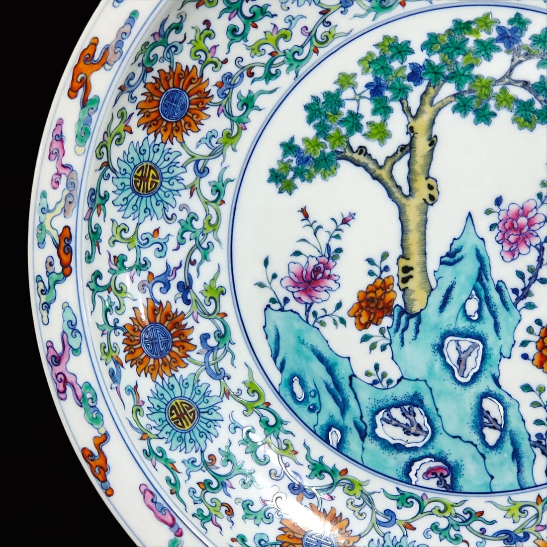 An Exquisite Doucai Flower Pattern Plate - 4