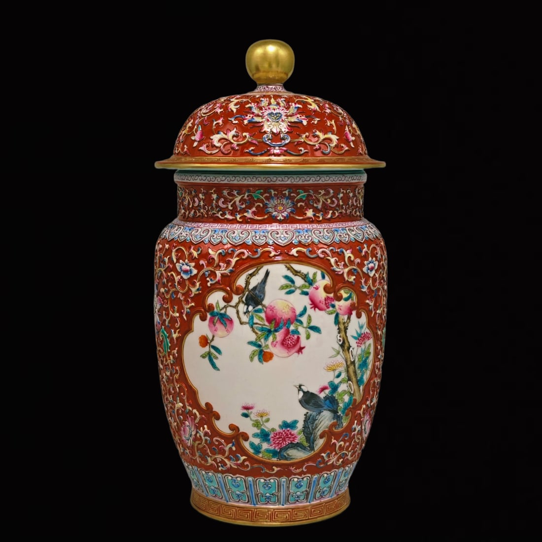 An Exquisite Famille-Rose Flower and Bird Pattern Jar with Cover: An Exquisite Famille-Rose Flower and Bird Pattern Jar with Cover,Qing Dynasty,China,Qianlong Six-character Mark,Size:11.8inx5.9in 粉彩花鸟纹盖罐,中Þ