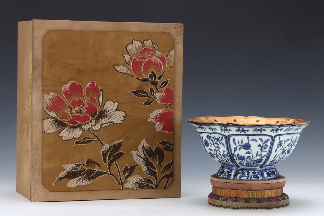 An Exquisite Blue and White Cover with Gold Flower Pattern Bowl,Inlaid Gems: An Exquisite Blue and White Cover with Gold Flower Pattern Bowl,Inlaid Gems,Ming Dynasty,China,Xuande Six-Character Mark,Size:4.7inx9.6in 青花包金花卉纹ఏ
