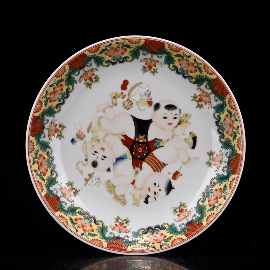 An Exquisite Enamel Figure Pattern Plate: An Exquisite Enamel Figure Pattern Plate,Qing Dynasty,China,Kangxi Six-character Mark,Size:1.8inx9.8in 珐琅彩人物纹盘子,中国清代