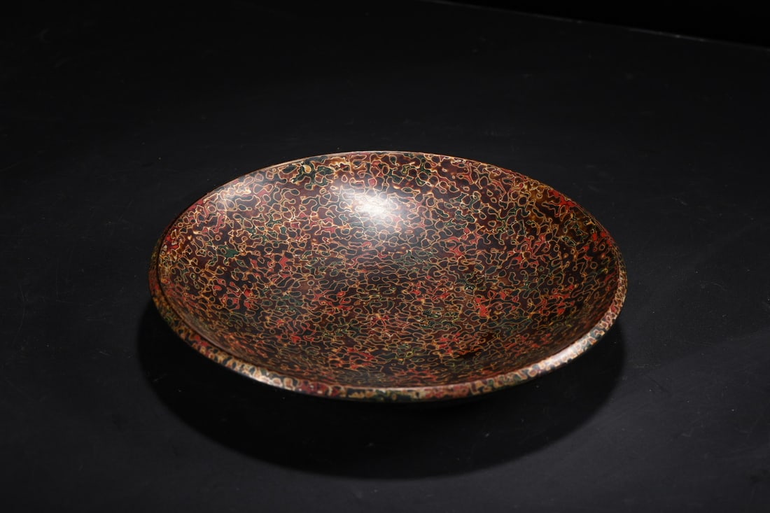 An Exquisite Carved Lacquer Plate: An Exquisite Carved Lacquer Plate,Qing Dynasty,China,Qianlong Four-Character Mark,Size:9.3inx1.6in,Weight:270g 