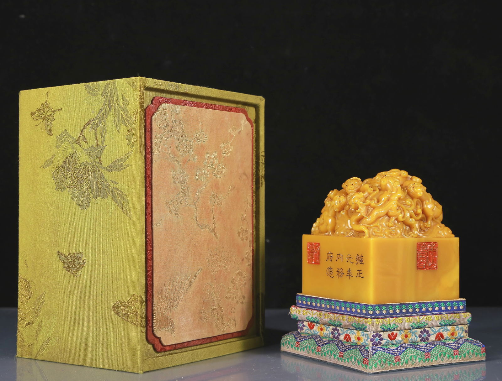 An Exquisite Tianhuang Stone Chi-Dragon Pattern Seal (1 of 11)