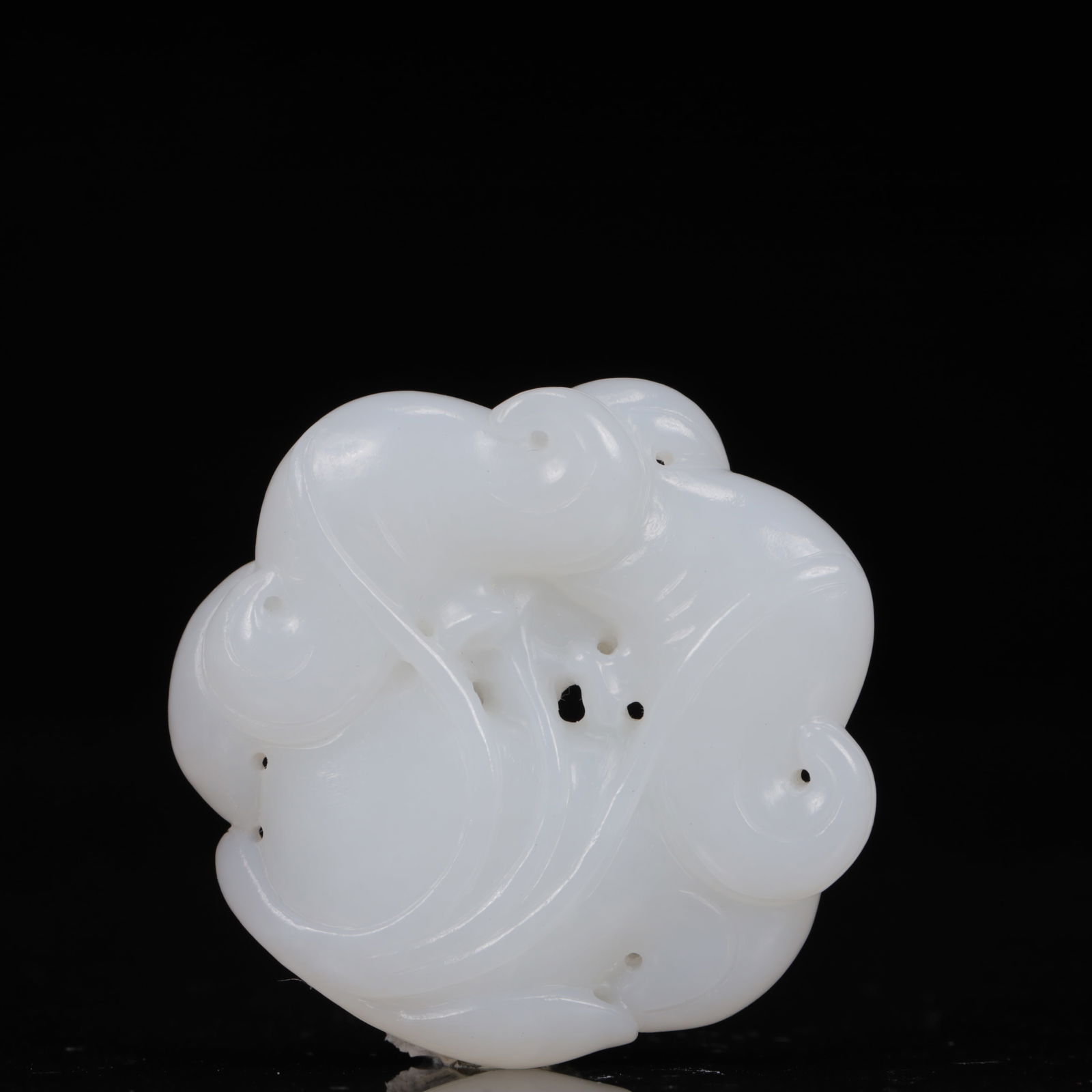An Exquisite White Jade Flower Pattern Pendant: An Exquisite White Jade Flower Pattern Pendant,Qing Dynasty, China,Size:2inx0.4inx2in,Weight:44g 白玉花卉纹挂件,中国清代