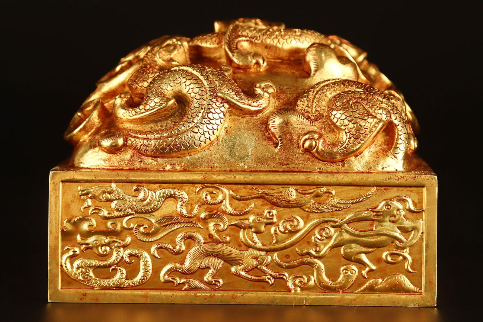 A Fine Gilt Bronze Beast Pattern Seal: A Fine Gilt Bronze Beast Pattern Seal,The Warring States period in China,Size:4.7inx3.9in,Weight:5594g 