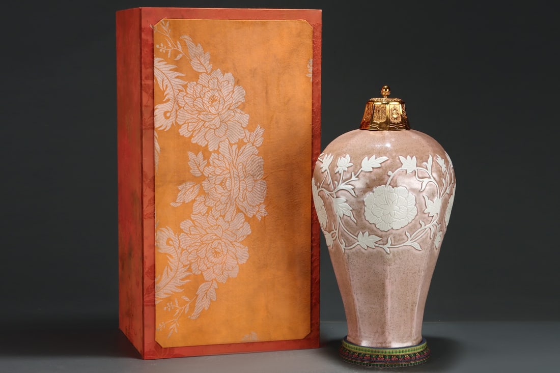 A Huge Underglaze-Red Flower Pattern Bottle (1 of 8)