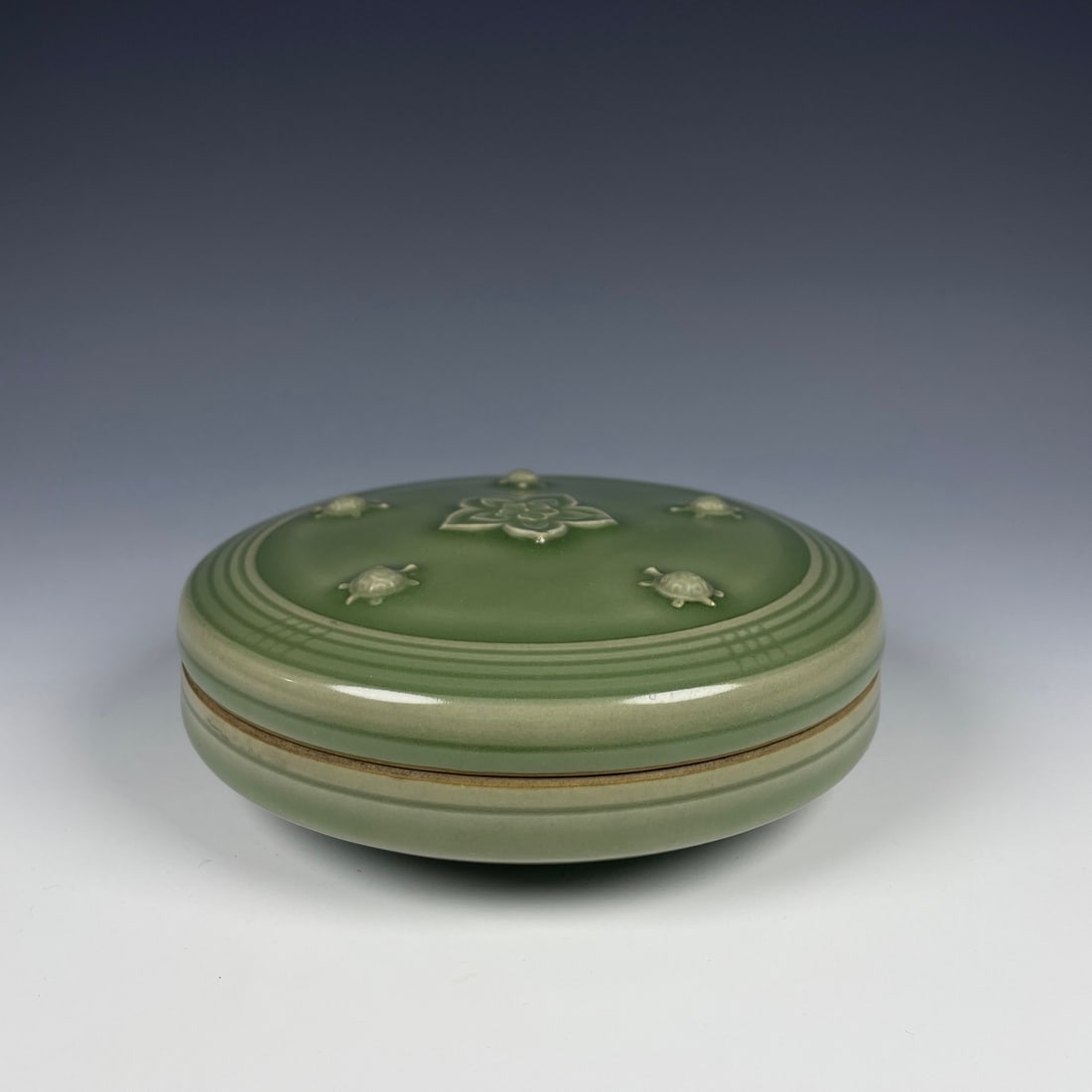 An Exquisite Longquan yao Flower Pattern Box  (1 of 9)