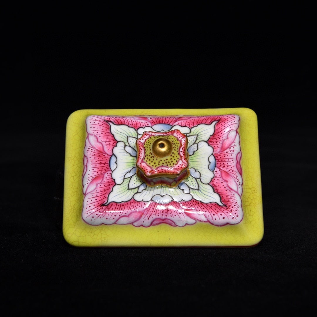 An Exquisite Enamel Flower Pattern Pot - 4