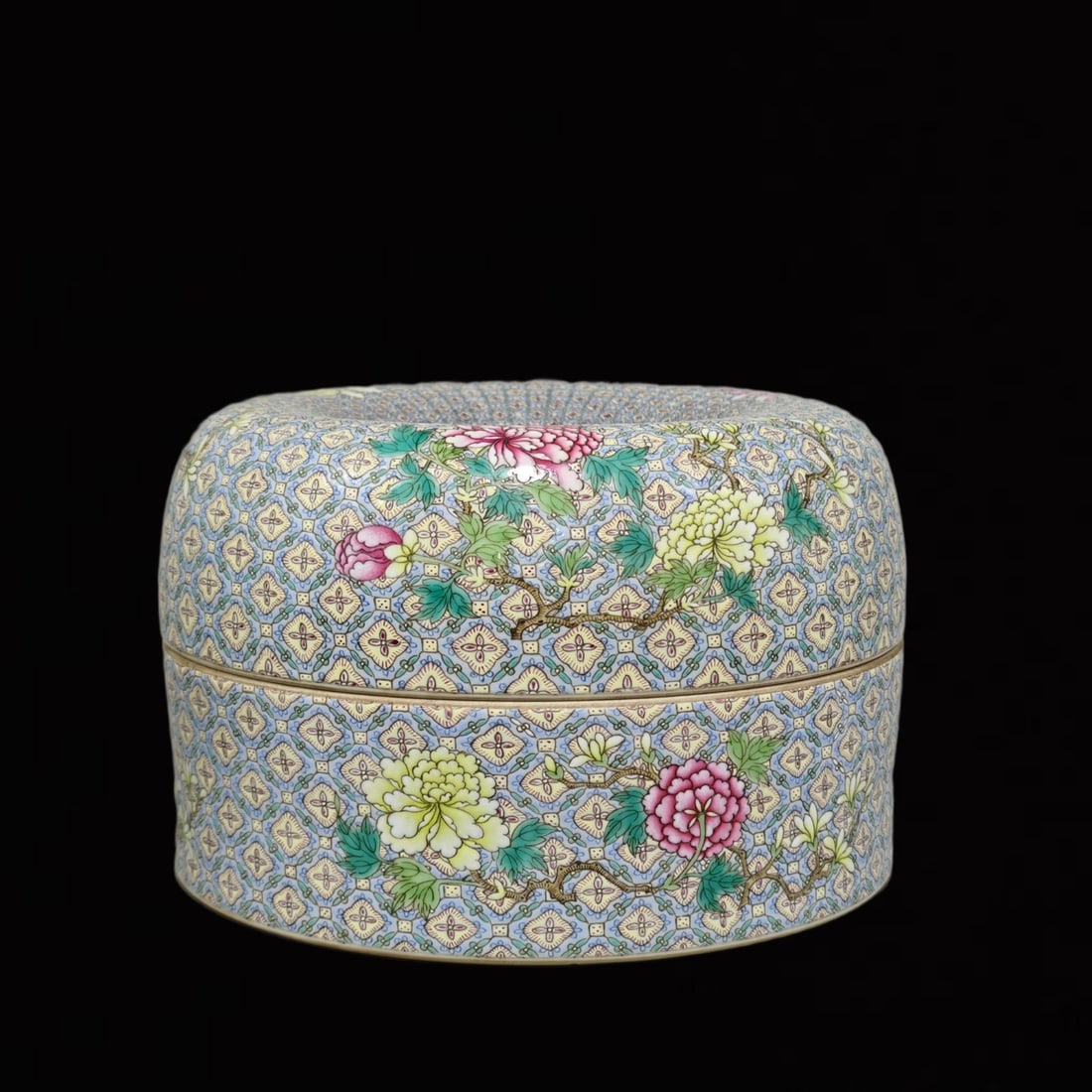 An Exquisite Famille-Rose Flower Pattern Box: An Exquisite Famille-Rose Flower Pattern Box,Qing Dynasty,China,Qianlong Six-character Mark,Size:6.3inx9.1in 
