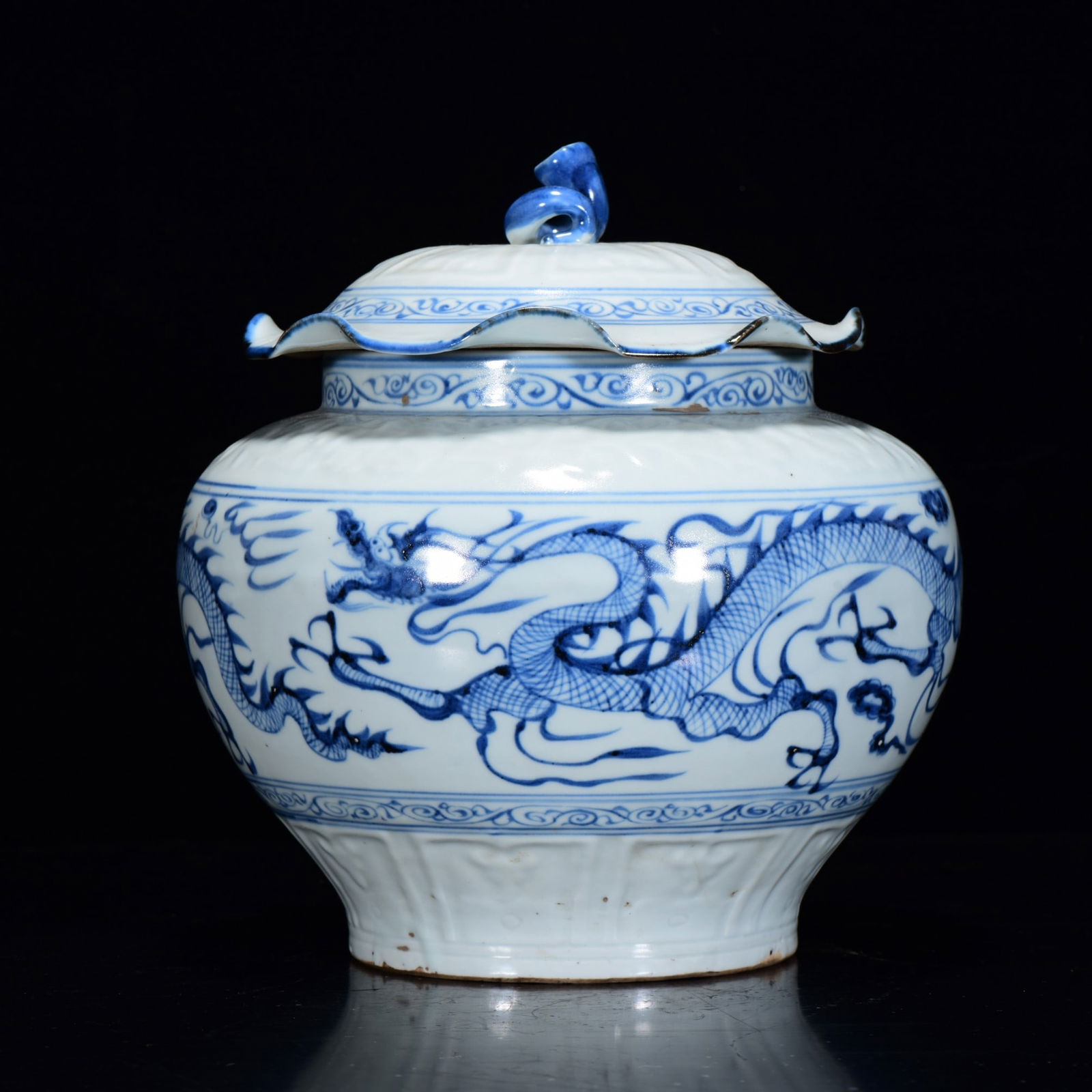 An Exquisite Blue and White Auspicious Cloud and Dragon Pattern Jar with Cover: An Exquisite Blue and White Auspicious Cloud and Dragon Pattern Jar with Cover,Yuan Dynasty,China,Size:8.7inx7.9in 