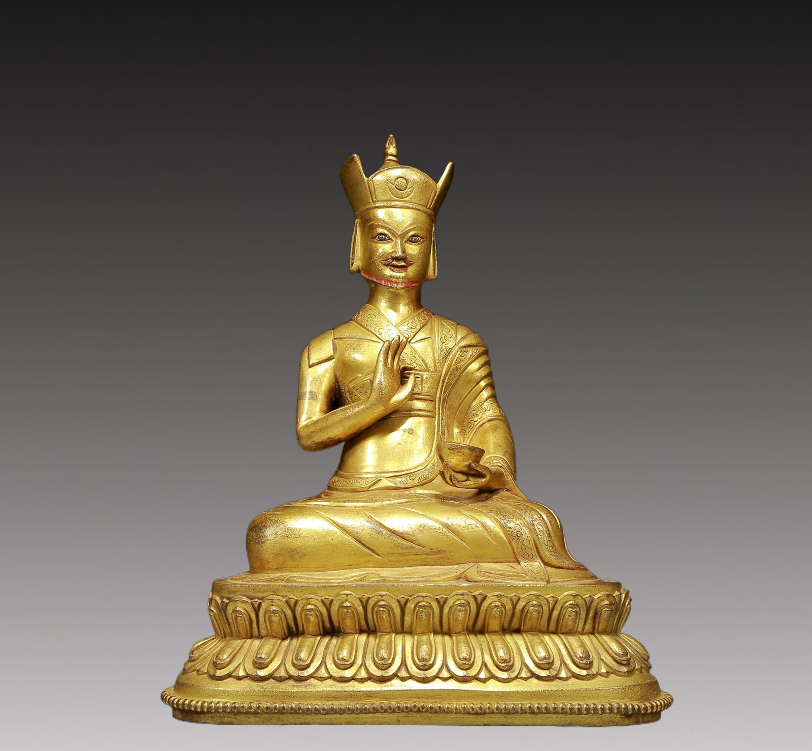 A Solemn Gilt Bronze Statue of Padma Sambhava: A Solemn Gilt Bronze Statue of Padma Sambhava,Ming Dynasty, China,Size:7.9inx5.5inx9.4in,Weight:2640g 铜鎏金莲花生大士像，明代