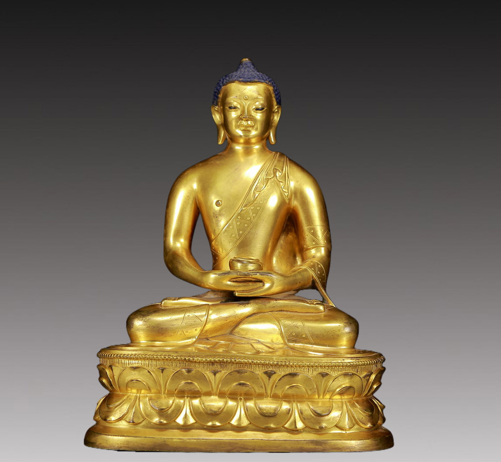 An Exquisite Gilt Bronze Statue of Sakyamuni: An Exquisite Gilt Bronze Statue of Sakyamuni,Ming Dynasty, China,Size:7.3inx5.1inx9.8in,Weight:4340g 铜鎏金释迦摩尼像，明代