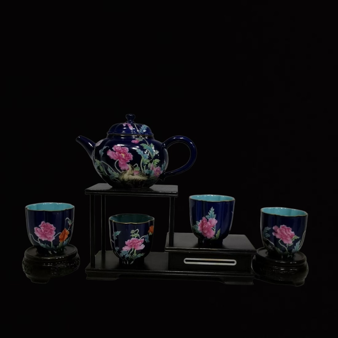 A Pair of Exquisite Ji Blue Glazed Flower Pattern Teapots: A Pair of Exquisite Ji Blue Glazed Flower Pattern Teapots,Qing Dynasty,China,Qianlong Four-Character Mark,Size:(Teapot)3.8inx6.5in，(Cup)2.4inx2.5in*4 