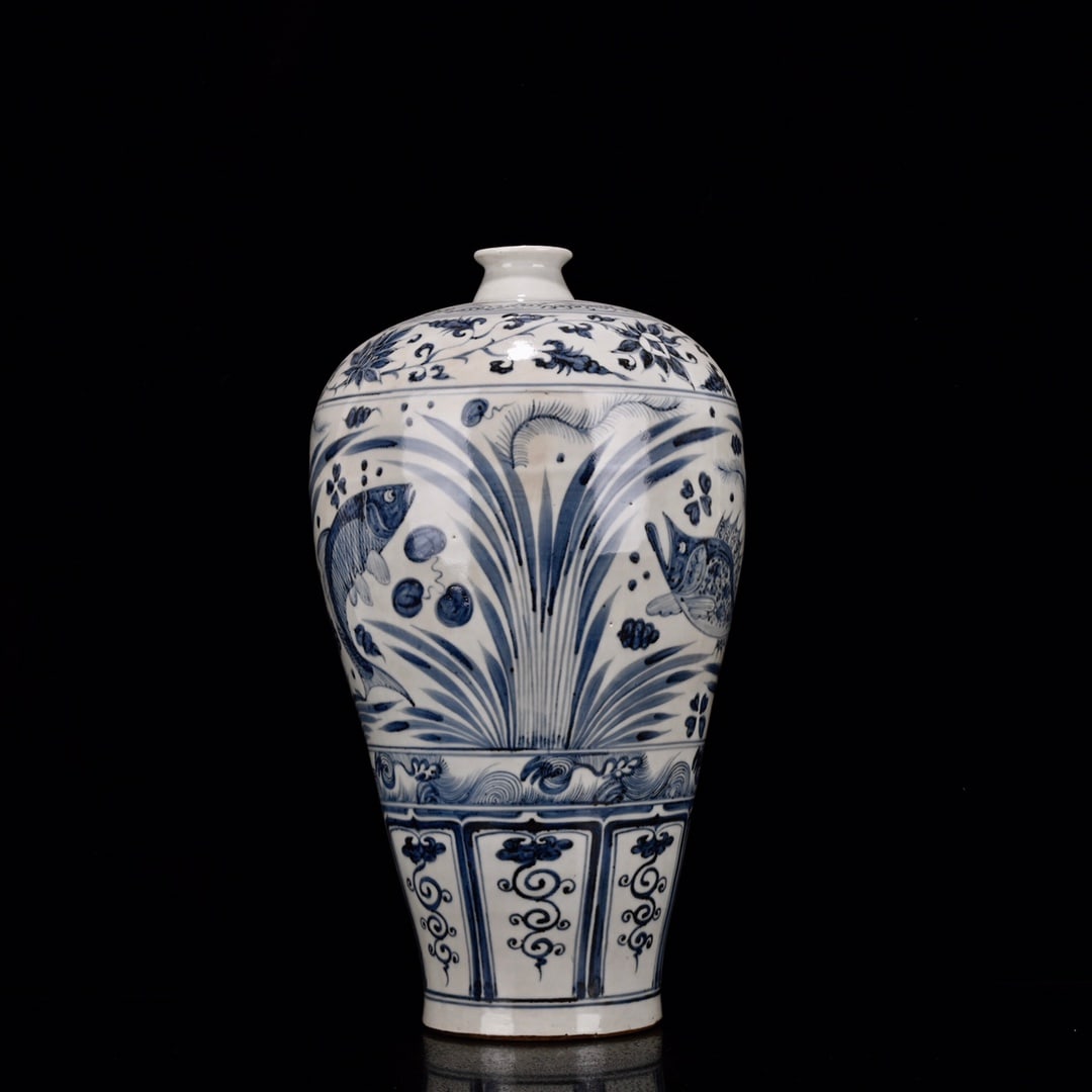 An Exquisite Blue and White Hornwort Pattern Vase: An Exquisite Blue and White Hornwort Pattern Vase,Qing Dynasty,China,Size:16.9inx9.4in 青花鱼藻纹瓶,中国清代