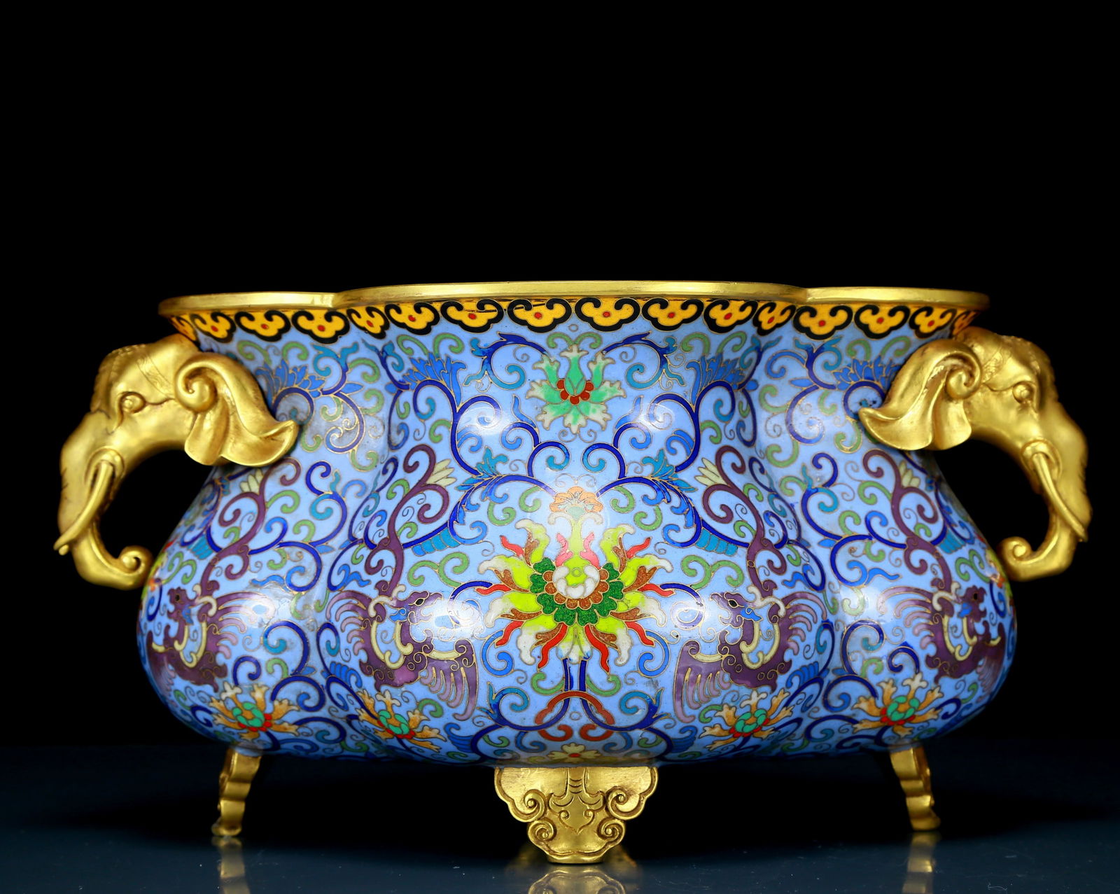 An exquisite cloisonne tangled lotus pattern elephant ear censer: An exquisite cloisonné elephant ear censer with twining lotus patterns. The application of filigree technology makes the decoration of this collection more delicate and three-dimensional. This