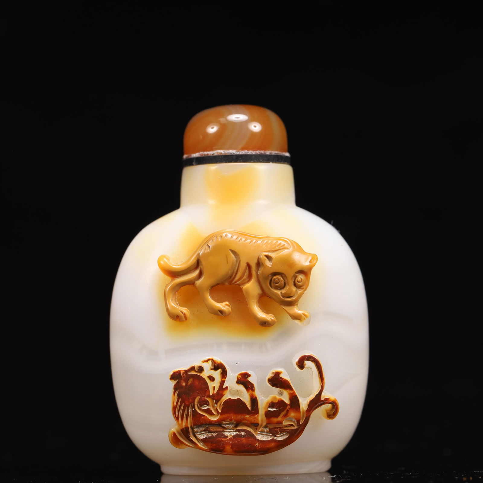 An Exquisite Agate Auspicious Beast Pattern Snuff Bottle: An Exquisite Agate Auspicious Beast Pattern Snuff Bottle,Qing Dynasty, China,Size:1.8inx1.2inx2.8in,Weight:62g 