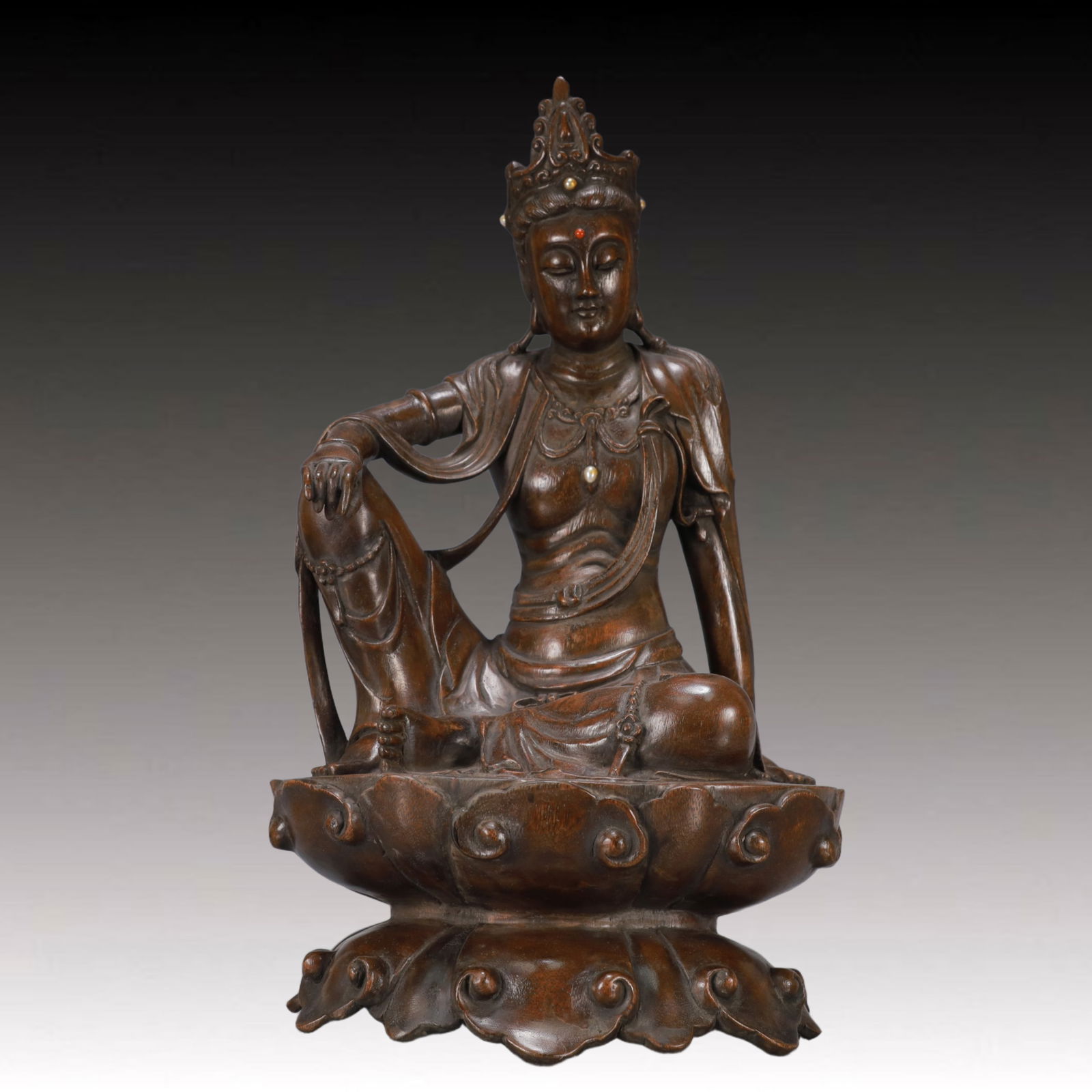 A Exquisite Eaglewood Statue of Avalokitesvara Buddha statue: A Exquisite Eaglewood Statue of Avalokitesvara Buddha statue Song Dynasty, China ,Size:8.3inx6.7inx10.8in Weight:1350g 沉香木观音佛像