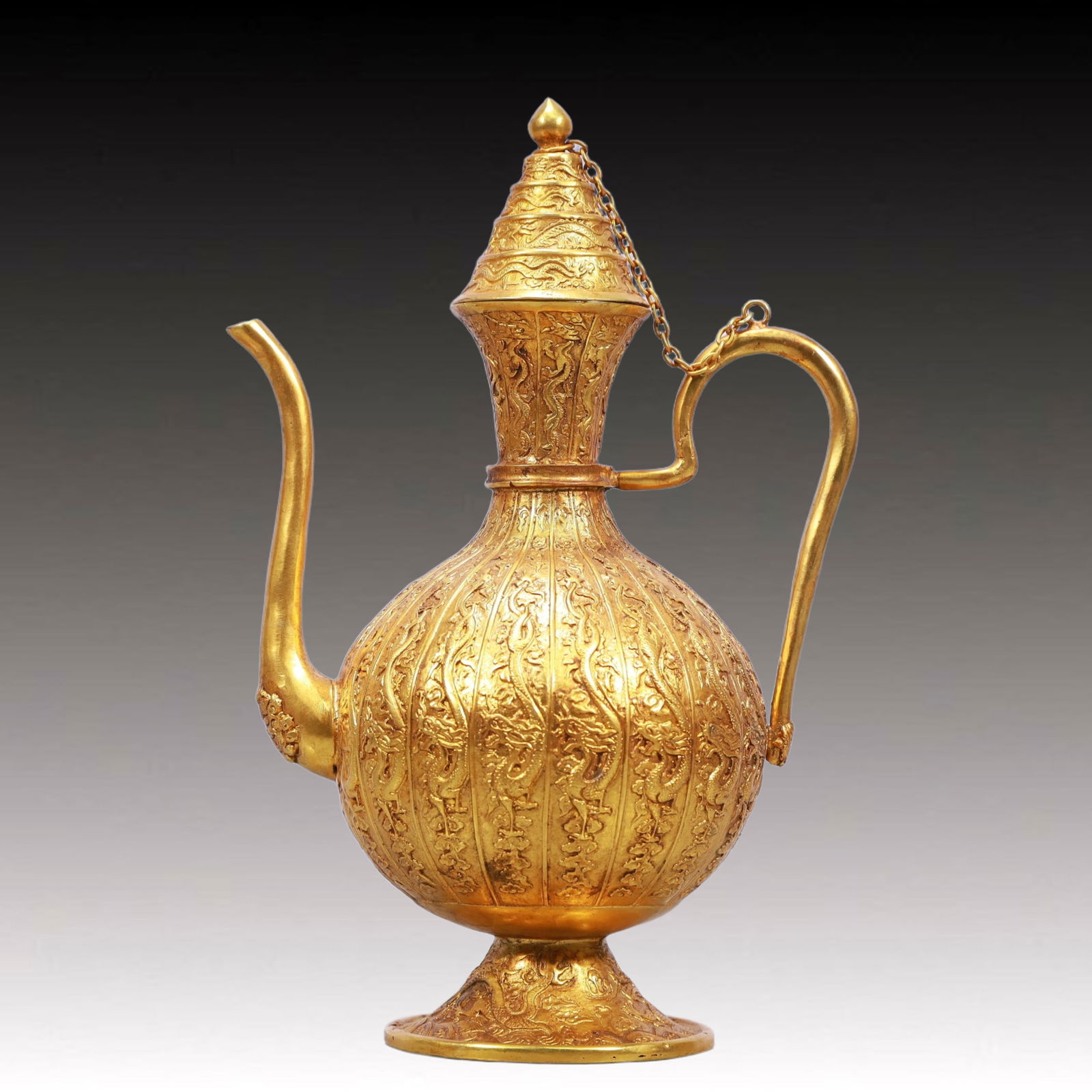 A Rare Gilt Bronze Dragon Pattern Ewer: A Rare Gilt Bronze Dragon Pattern Ewer,Tang Dynasty, China,Zhenguan Four-character Mark,Size:5.9inx3.9inx9.1in,Weight:750g 铜鎏金龙纹执壶,中国