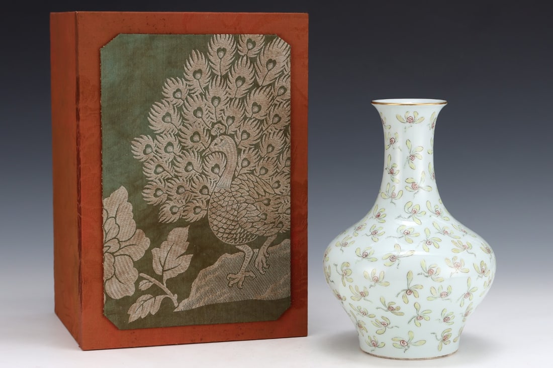 An Exquisite Famille-Rose Orchid Pattern Vase: An Exquisite Famille-Rose Orchid Pattern Vase,Qing Dynasty, China,With Mark,Size:9.7inx6.8in 粉彩兰花纹瓶,中国清代,带款