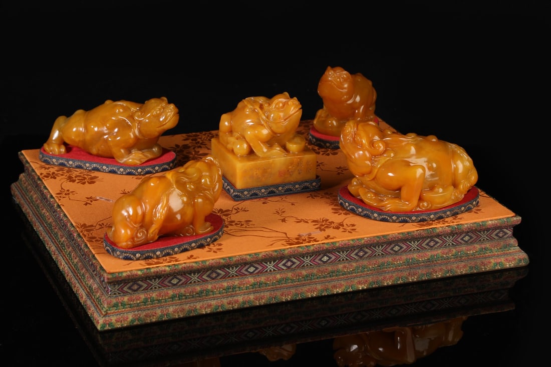 A Set of Fine Tianhuang Stone Golden Toad Ornaments,with poem: A Set of Fine Tianhuang Stone Golden Toad Ornaments,with poem,Qing Dynasty,China,Qianlong Four-character Mark,Size:3inx4.7in,Weight:3573g 