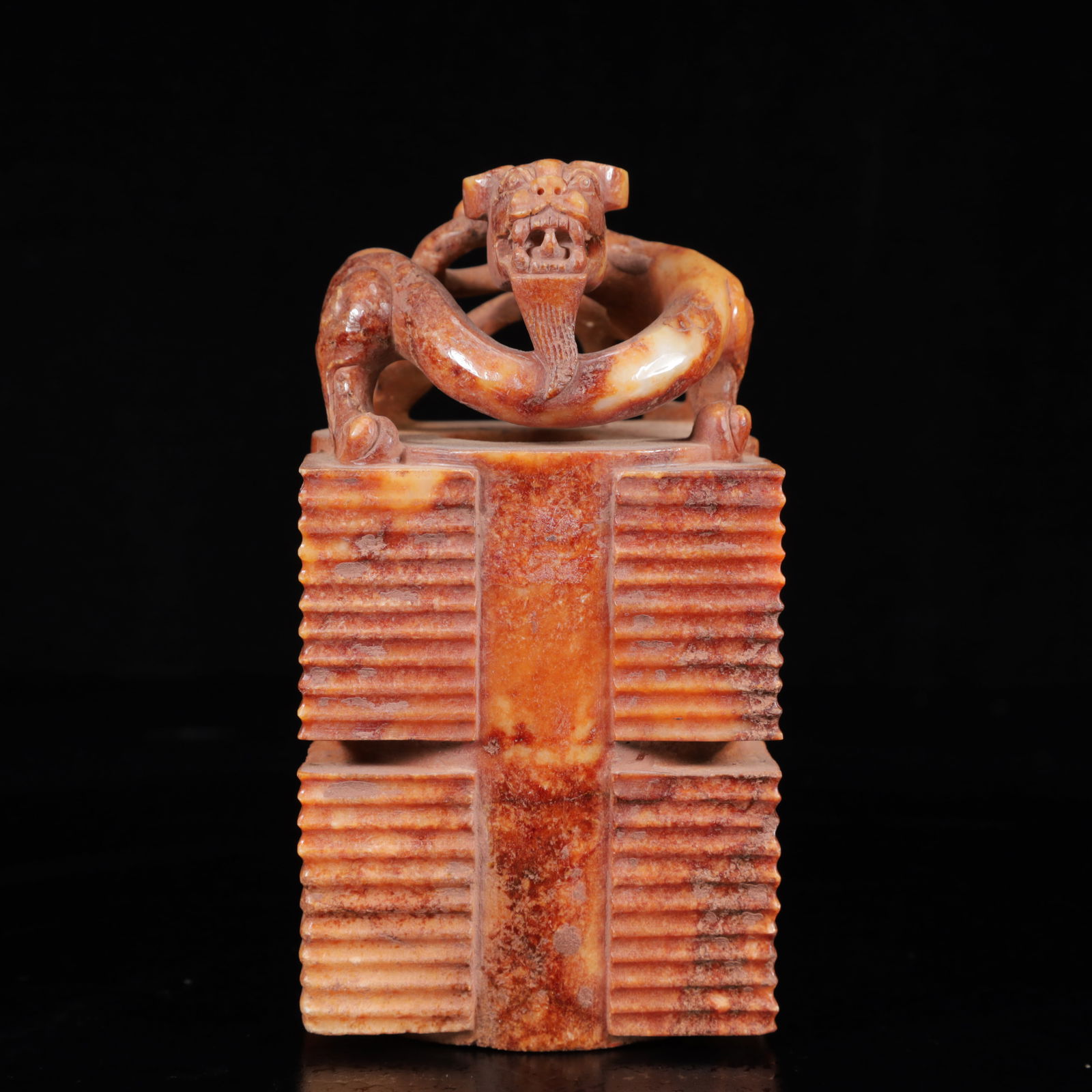 An Exquisite White Jade Dragon Ornament: An Exquisite White Jade Dragon Ornament,Qing Dynasty,China,Size:2.8inx5.5in,Weight:1250g 白玉龙摆件,中国清代