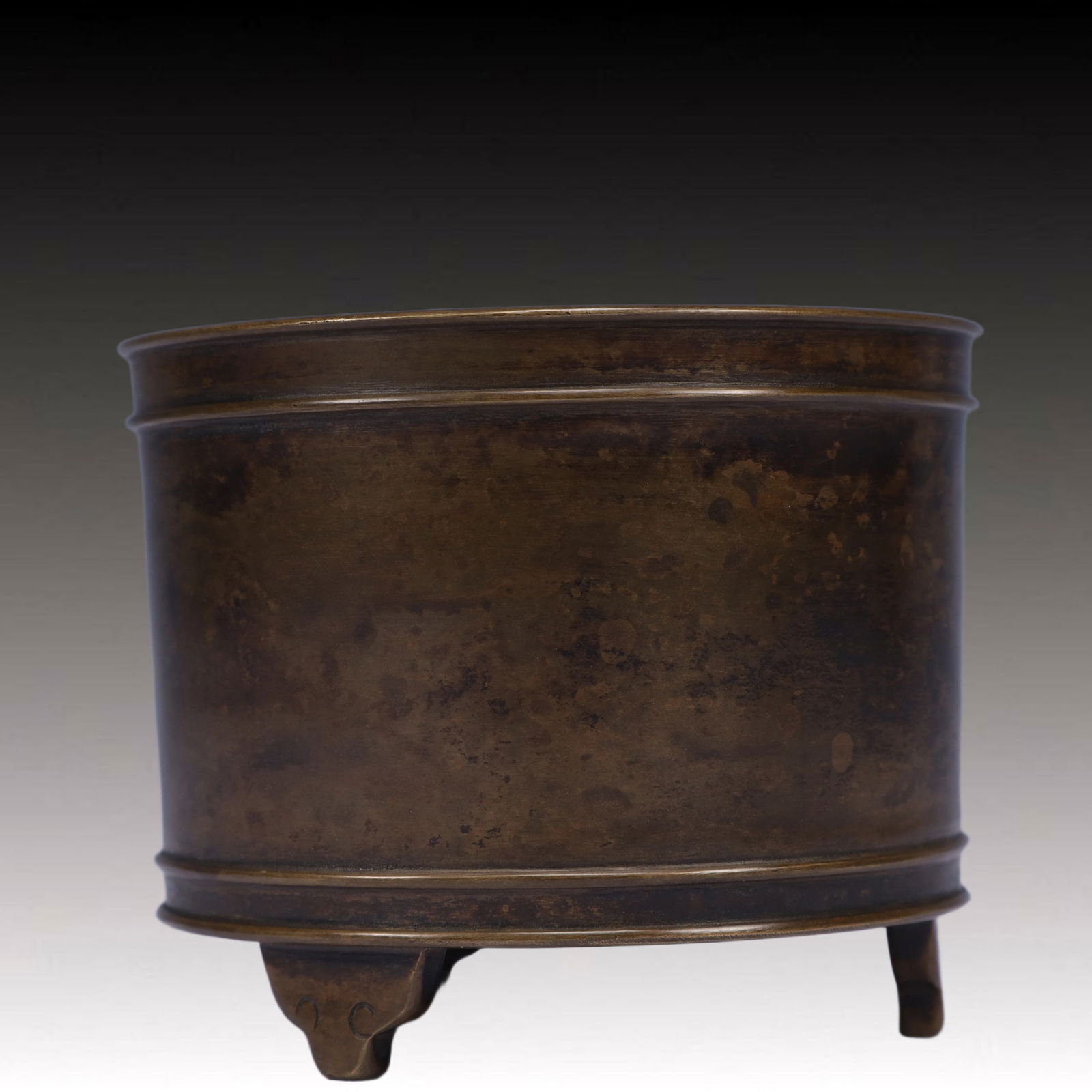 An Exquisite Bronze Tripod Censer,Qing Dynasty, China,With Mark,Size:11cmx9cm,Weight:1050g: An Exquisite Bronze Tripod Censer 铜三足香炉,中国清代,带款