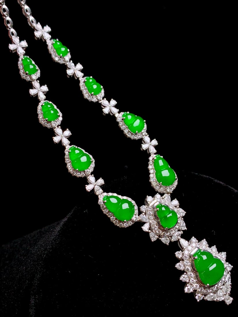 An Exquisite 18k Gold Diamond Inlaid Jadeite Necklace: An Exquisite 18k Gold Diamond Inlaid Jadeite Necklace,Size(Loose Stone):0.4inx0.3inx0.1in 18k金钻镶嵌翡翠项链