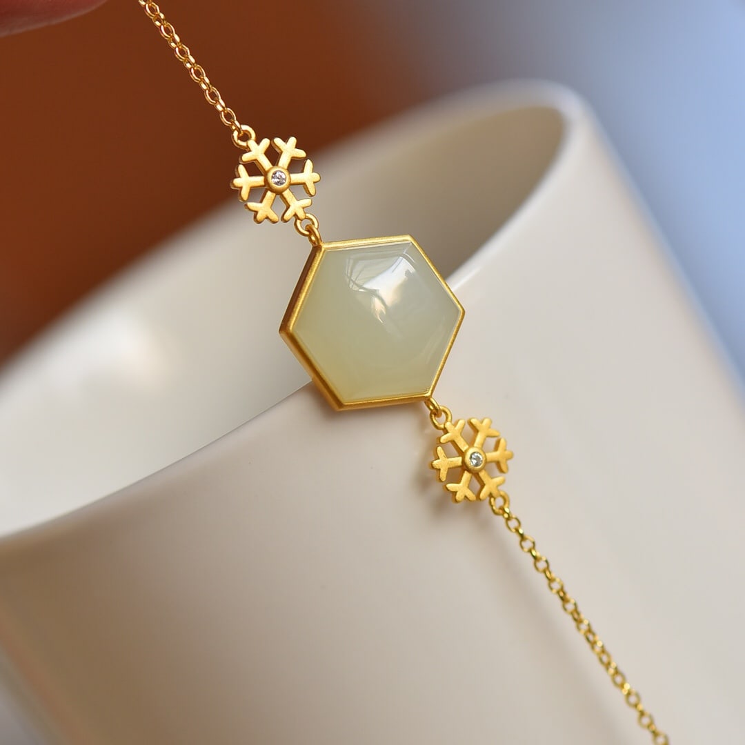 An Exquisite Sterling Silver-Gold Plated Inlaid White Jade Bracelet: Sterling Silver-Gold Plated Inlaid White Jade Bracelet , Size :0.6inx0.6in 纯银镀金镶白玉手链,尺寸:0.6inx0.6in