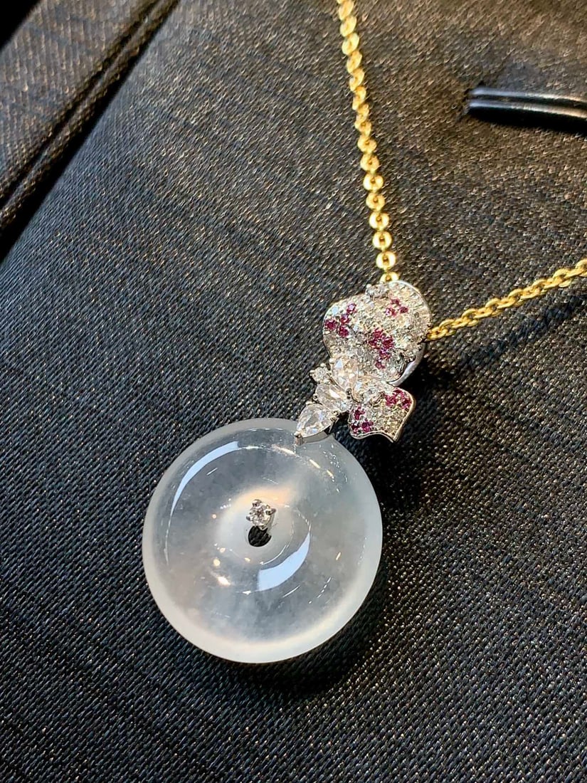 An Exquisite 18k Gold Diamond Inlaid Jadeite Necklace: An Exquisite 18k Gold Diamond Inlaid Jadeite Necklace,Size(Loose Stone):1.1inx0.7inx0.2in 18k金钻镶嵌翡翠项链