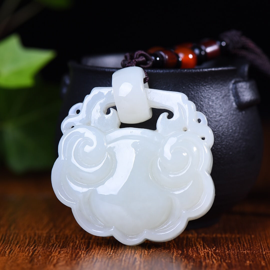 An Exquisite White Jade Lock-Shaped Pendant: An Exquisite White Jade Lock-Shaped Pendant,Size:1.8inx2in (寓意)玉脂白润 工艺精湛 寓意吉祥 