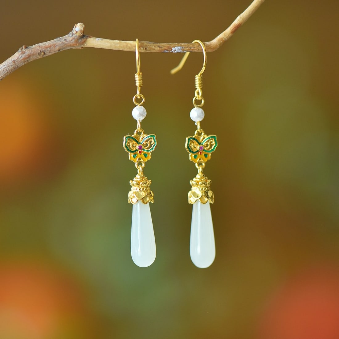 A Pair of Exquisite Sterling Silver-Gold Plated Inlaid White Jade Earrings,Inlaid Pearls: A Pair of Exquisite Sterling Silver-Gold Plated Inlaid White Jade Earrings,Inlaid Pearls,Size:0.2inx0.8in 