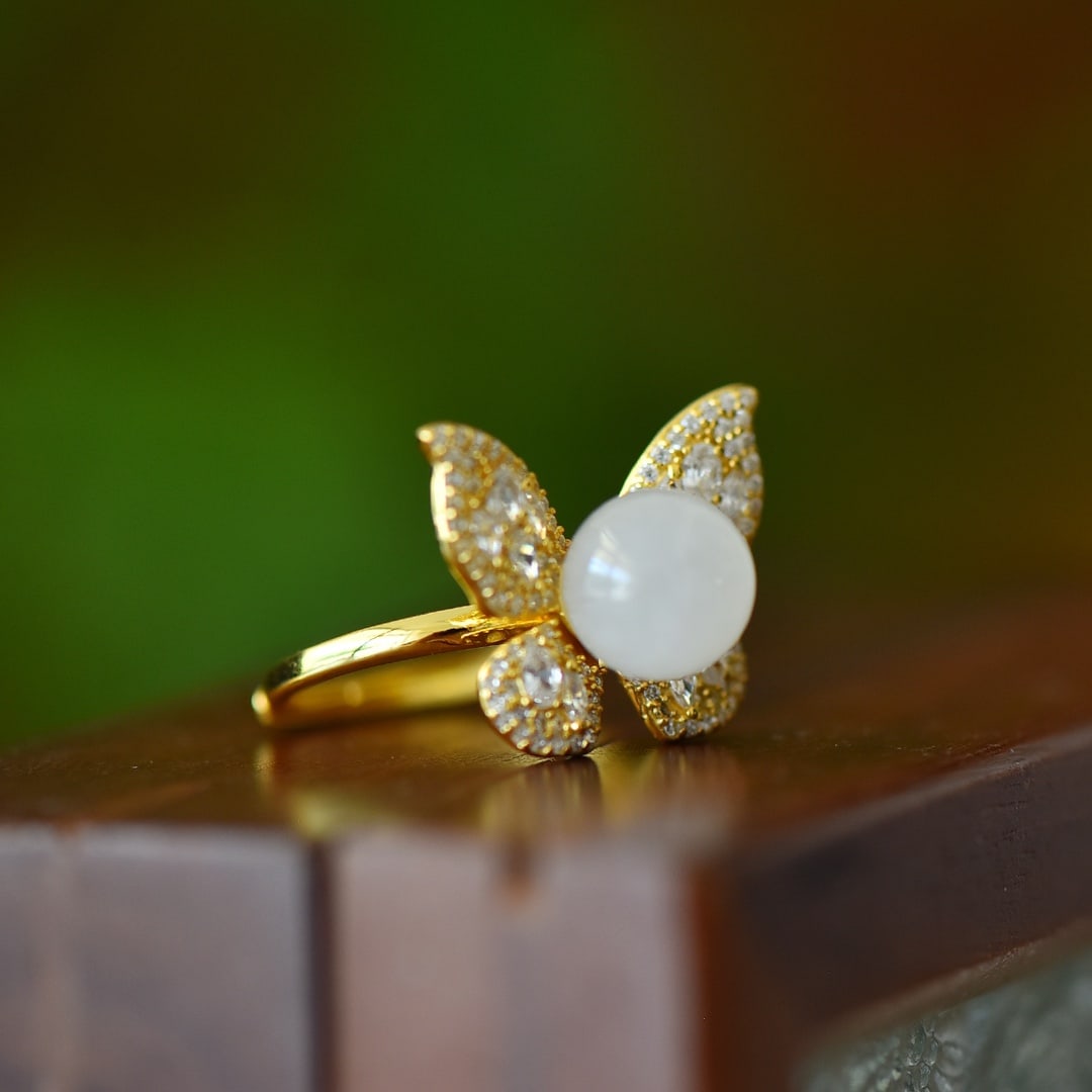 An Exquisite Sterling Silver-Gold Plated Inlaid White Jade Ring,Inlaid Gems: An Exquisite Sterling Silver-Gold Plated Inlaid White Jade Ring,Inlaid Gems,Size:0.4inx0.4in 纯银镀金镶白玉戒指,嵌宝石