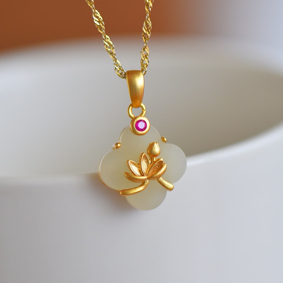 An Exquisite Sterling Silver-Gold Plated Inlaid White Jade Pendant: Sterling Silver-Gold Plated Inlaid White Jade Pendant , Size :0.6inx0.6in 纯银镀金镶白玉吊坠,尺寸:0.6inx0.6in