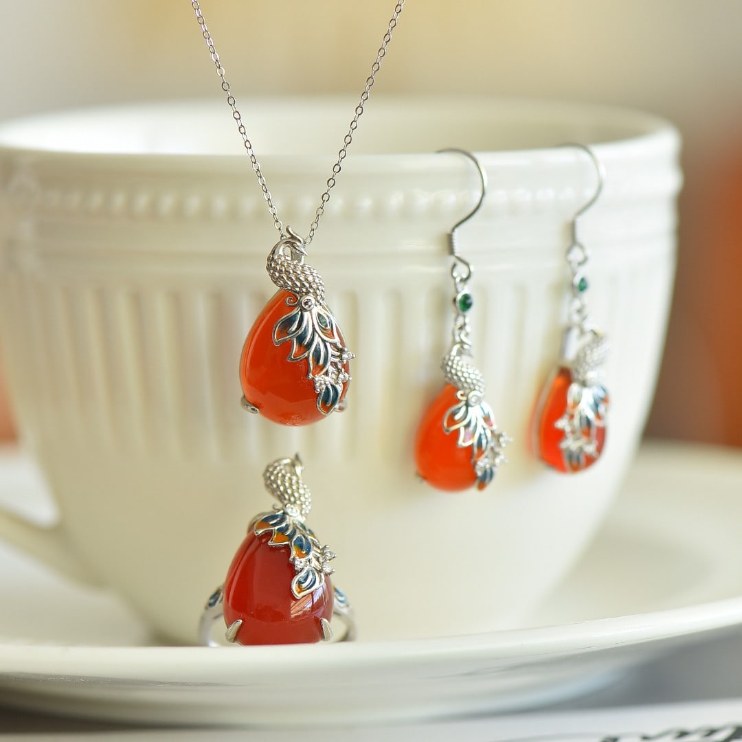 A Set of Fine Sterling Silver Inlaid Agate Jewelrys,Inlaid Diamond: A Set of Fine Sterling Silver Inlaid Agate Jewelrys,Inlaid Diamond 一套纯银镶玛瑙首饰,嵌钻石