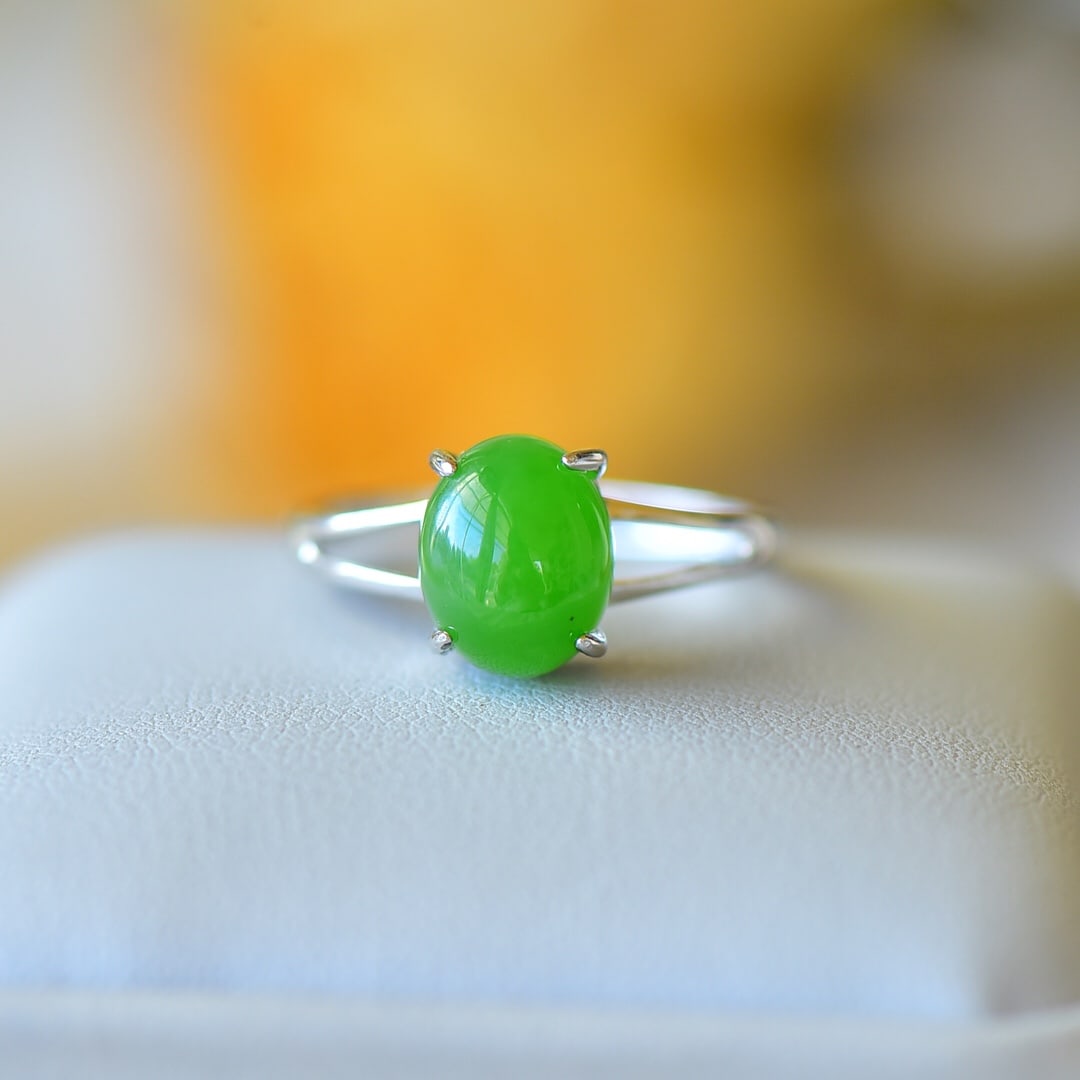 An Exquisite Sterling Silver Inlaid Jasper Ring: An Exquisite Sterling Silver Inlaid Jasper Ring,Size:0.3inx0.4in 纯银镶碧玉戒指