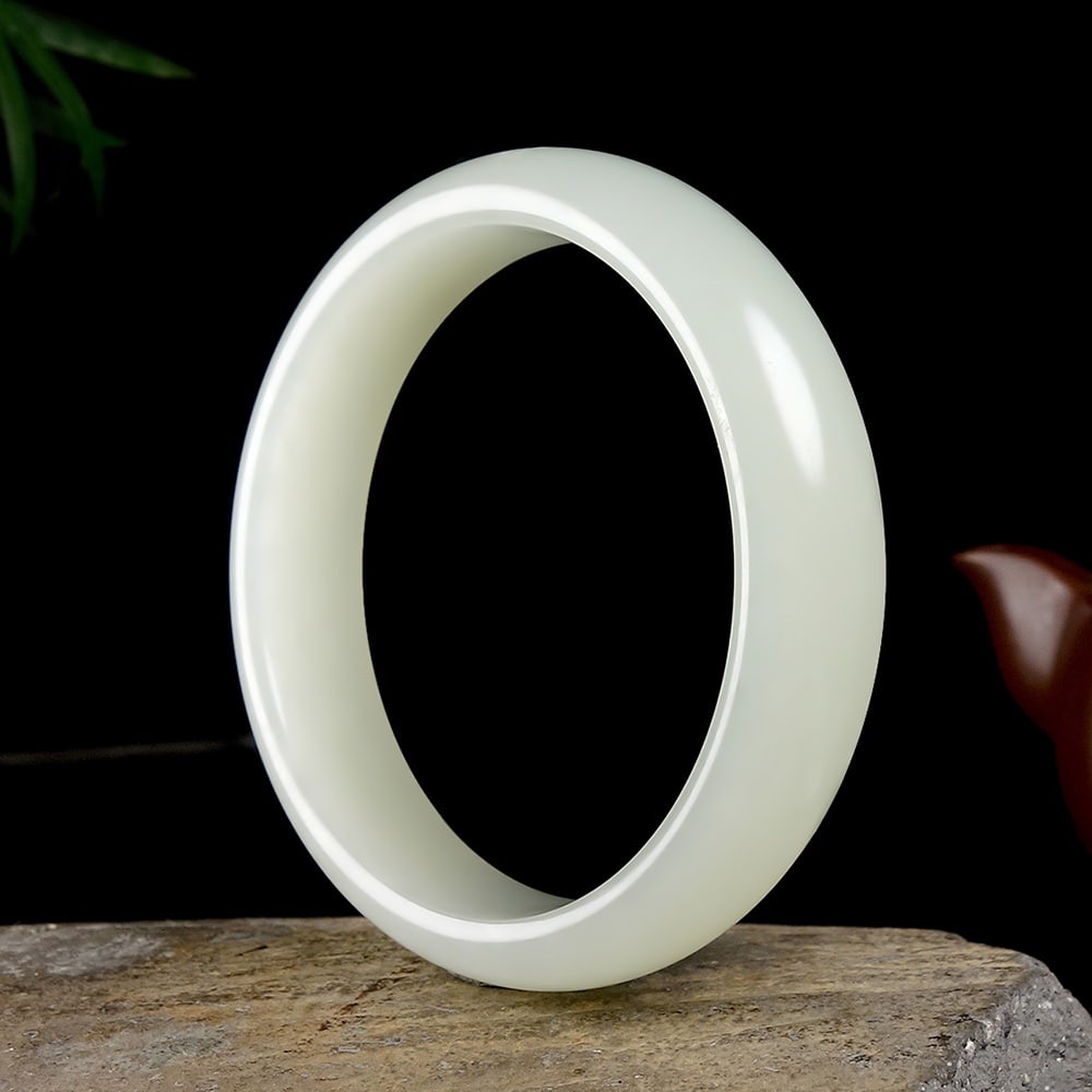 An Exquisite White Jade Bracelets: An Exquisite White Jade Bracelets,Size:2in-2.4in 白玉手镯