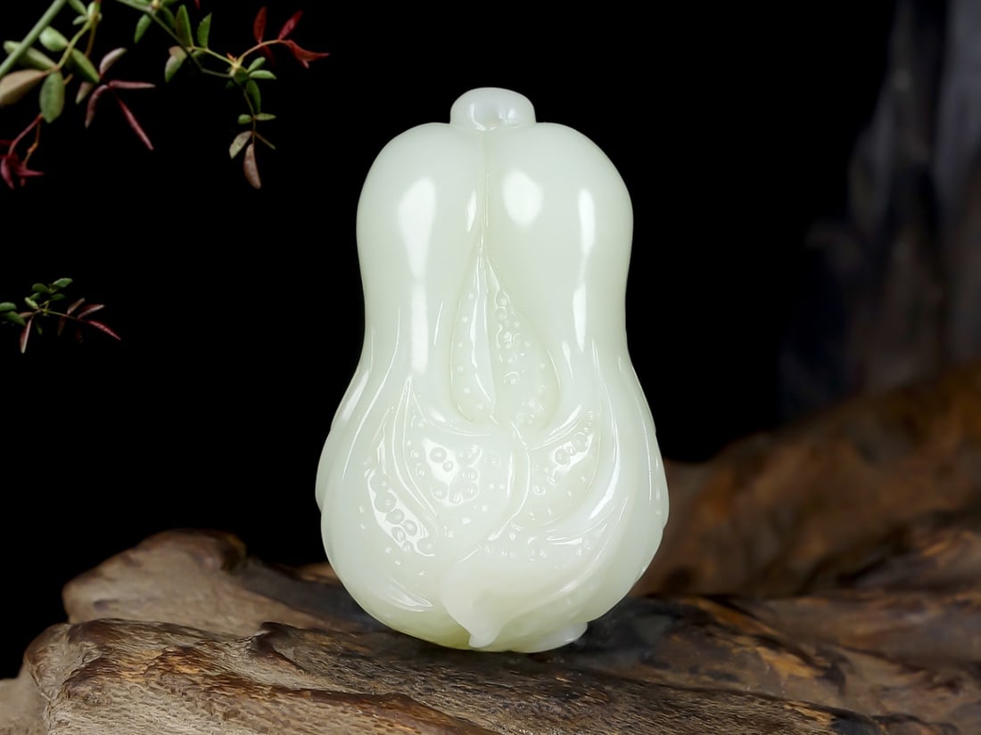 An Exquisite White Jade Cabbage Pendant: An Exquisite White Jade Cabbage Pendant,Size:1.6inx0.9inx0.9in 白玉白菜挂件