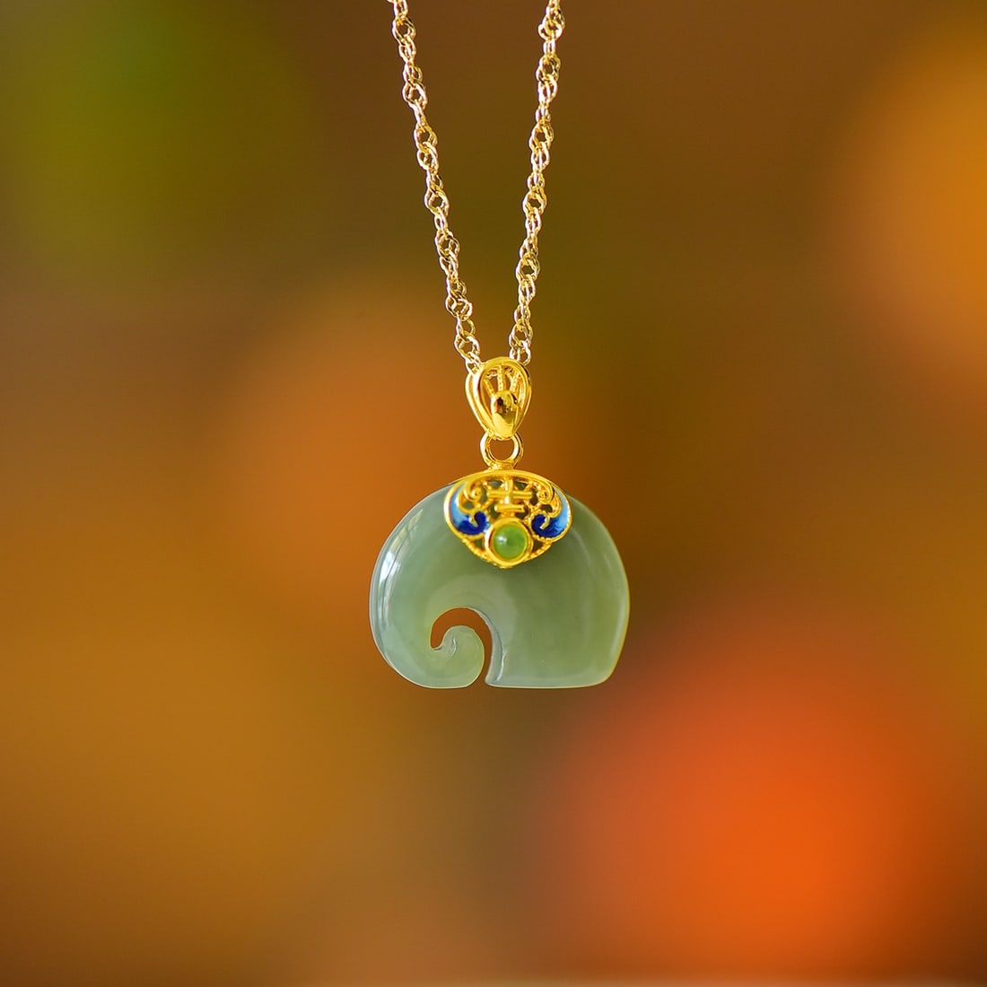 An Exquisite Sterling Silver-Gold Plated Inlaid Sapphire Pendant: An Exquisite Sterling Silver-Gold Plated Inlaid Sapphire Pendant,Size:0.6inx0.7in 纯银镀金镶青玉吊坠