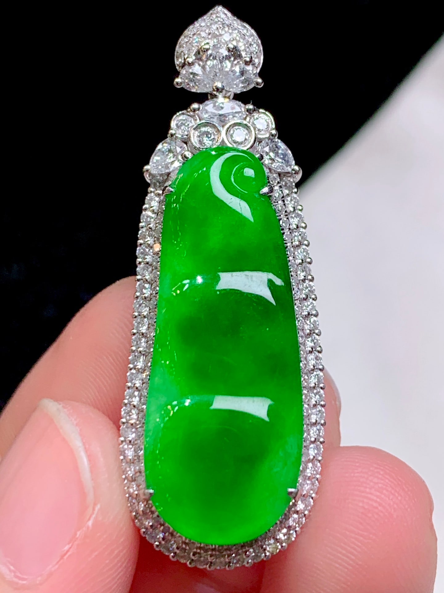 An Exquisite 18k Gold Diamond Inlaid Jadeite Pendant: An Exquisite 18k Gold Diamond Inlaid Jadeite Pendant,Size(Loose Stone):1.1inx0.4in 18k金钻镶嵌翡翠吊坠