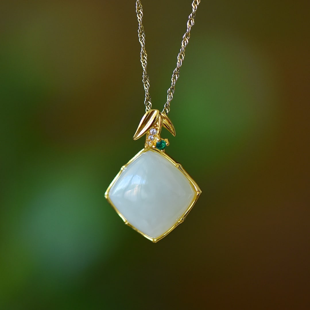 An Exquisite Sterling Silver-Gold Plated Inlaid White Jade Pendant: An Exquisite Sterling Silver-Gold Plated Inlaid White Jade Pendant,Size:0.6inx0.6in 纯银镀金镶白玉吊坠