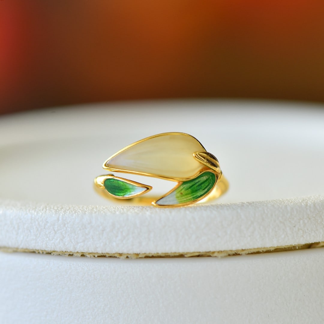 An Exquisite Sterling Silver-Gold Plated Inlaid White Jade Ring: An Exquisite Sterling Silver-Gold Plated Inlaid White Jade Ring,Size:0.2inx0.6in 纯银镀金镶白玉戒指