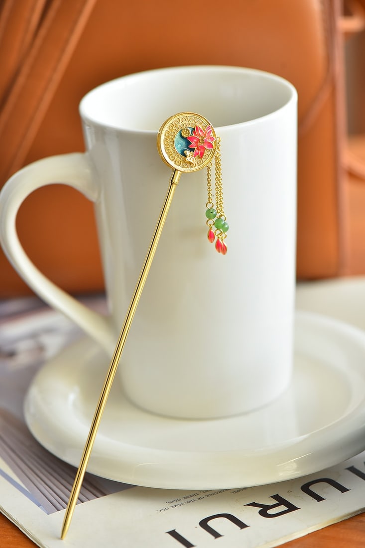 An Exquisite Sterling Silver-Gold Plated Inlaid Yellow Jade Enamel Hairpin: An Exquisite Sterling Silver-Gold Plated Inlaid Yellow Jade Enamel Hairpin,Size: 0.6inx0.8in 纯银镀金镶黄玉珐琅发簪