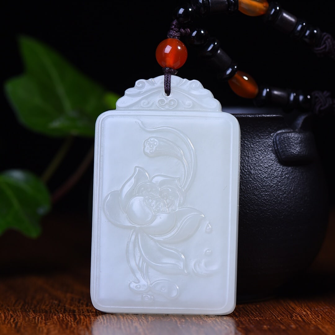 An Exquisite White Jade Lotus Pattern Pendant: An Exquisite White Jade Lotus Pattern Pendant,Size:1.4inx2.4in (寓意)吉祥 高贵 纯洁 白玉莲花纹牌
