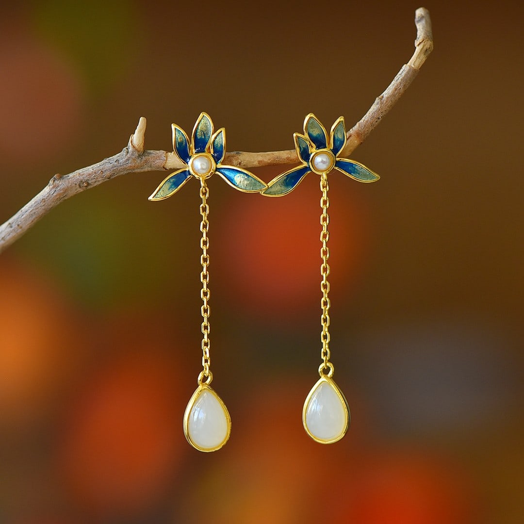 A Pair of Exquisite Sterling Silver-Gold Plated Inlaid White Jade Earrings: A Pair of Exquisite Sterling Silver-Gold Plated Inlaid White Jade Earrings,Size:0.5inx0.7in 一对纯银镀金镶白玉耳环
