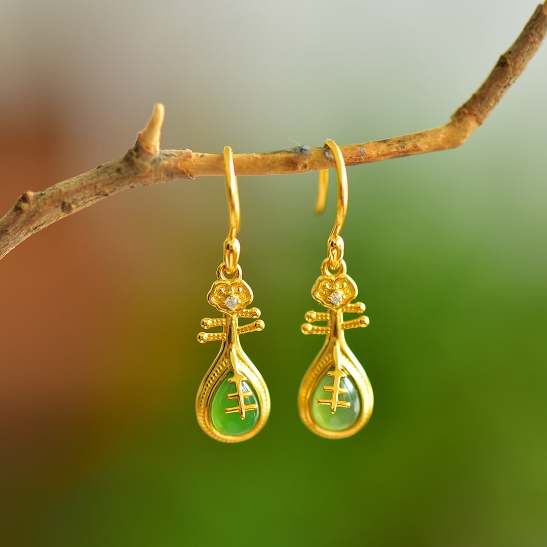 A Pair of Exquisite Sterling Silver-Gold Plated Inlaid Jasper Earrings: A Pair of Exquisite Sterling Silver-Gold Plated Inlaid Jasper Earrings 一对纯银镀金镶碧玉耳环