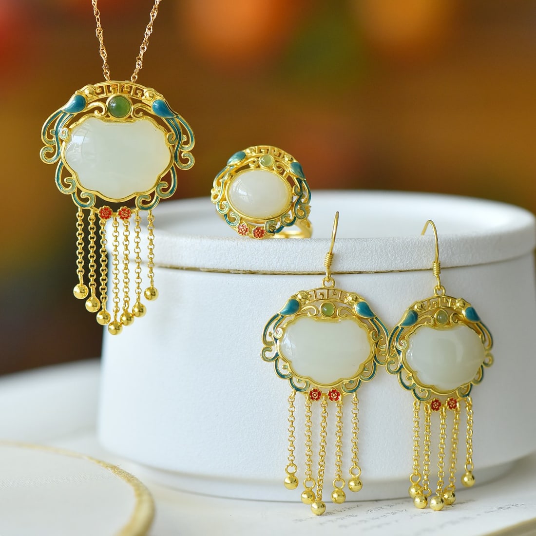 A Set of Fine Sterling Silver-Gold Plated Inlaid White Jade Jewelrys: A Set of Fine Sterling Silver-Gold Plated Inlaid White Jade Jewelrys 一套纯银镀金镶白玉首饰