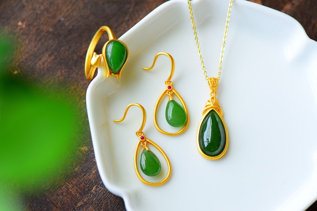 A Set of Fine Sterling Silver-Gold Plated Inlaid Jasper Jewelry: A Set of Fine Sterling Silver-Gold Plated Inlaid Jasper Jewelry,Size:(Necklace)0.5inx1.2in,(Ring)0.6inx0.6in,(Earring)0.5inx1.3in 