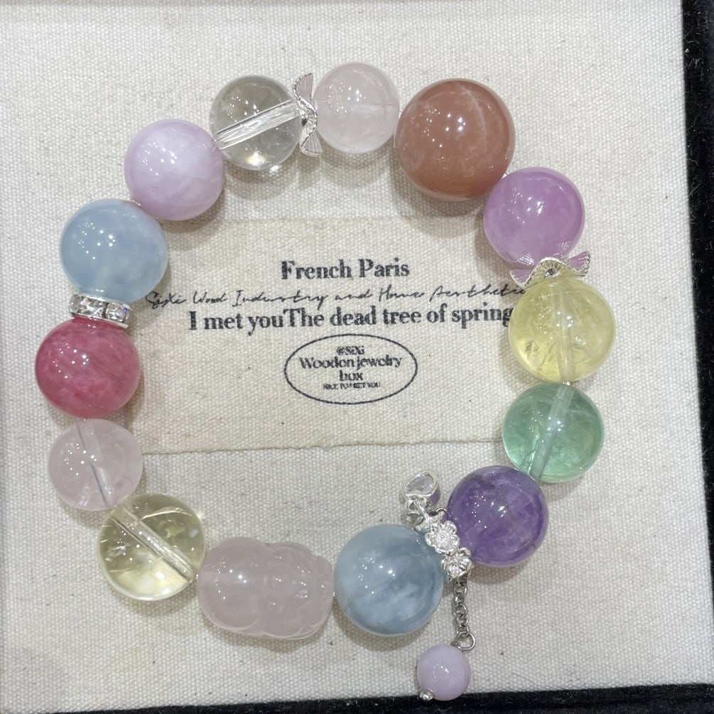 An Exquisite Crystal Bracelet: An Exquisite Crystal Bracelet 水晶手串