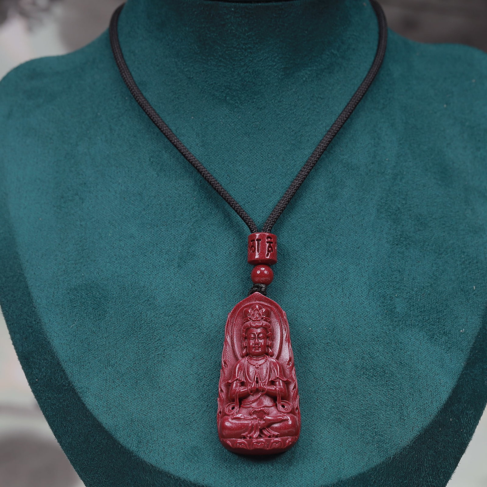 An Exquisite Cinnabar Statue of Avalokitesvara Pendant: An Exquisite Cinnabar Statue of Avalokitesvara Pendant, Size:0.8inx1.8in, Weight:21g 朱砂观音菩萨佛像挂件