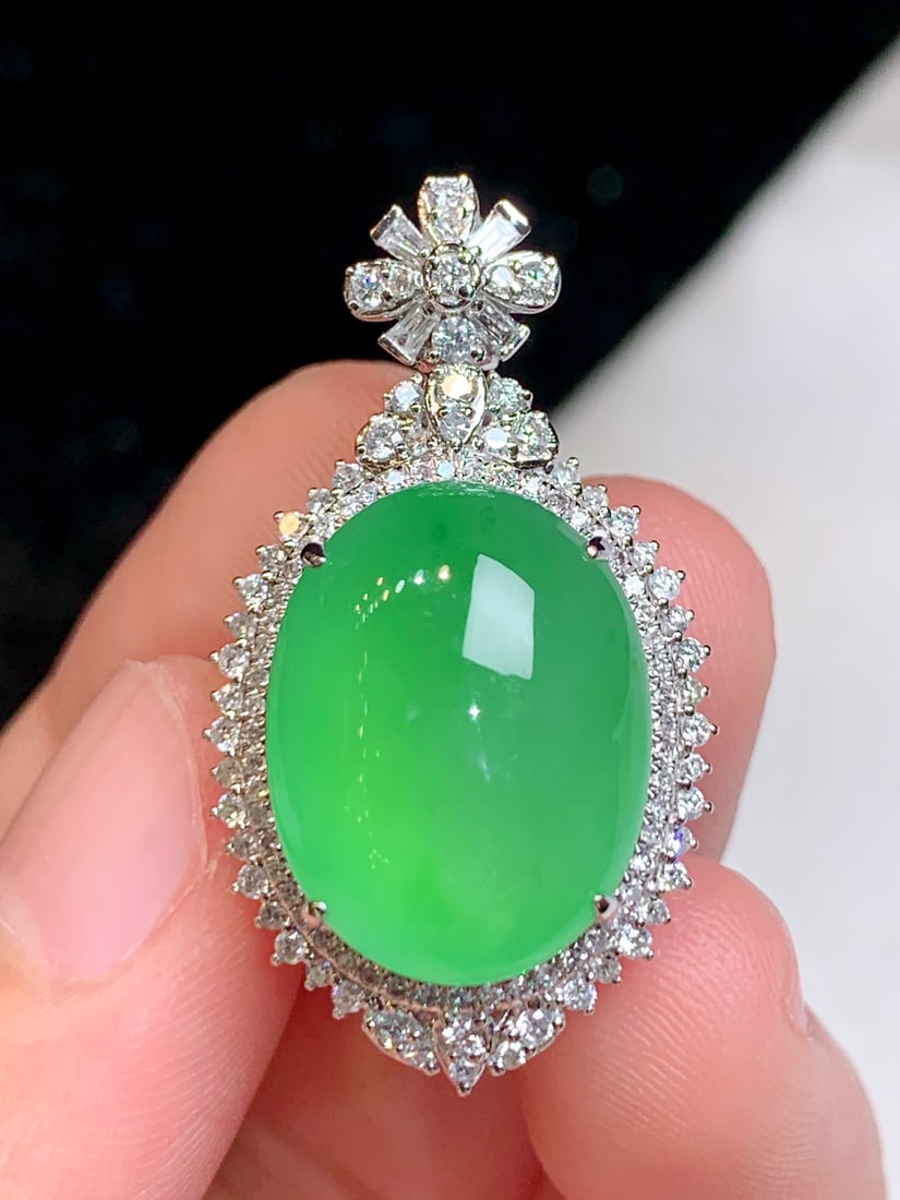 An Exquisite 18k Gold Diamond Inlaid Jadeite Pendant: An Exquisite 18k Gold Diamond Inlaid Jadeite Pendant,Size(Loose Stone):0.6inx0.5inx0.2in 18k金钻镶嵌翡翠吊坠