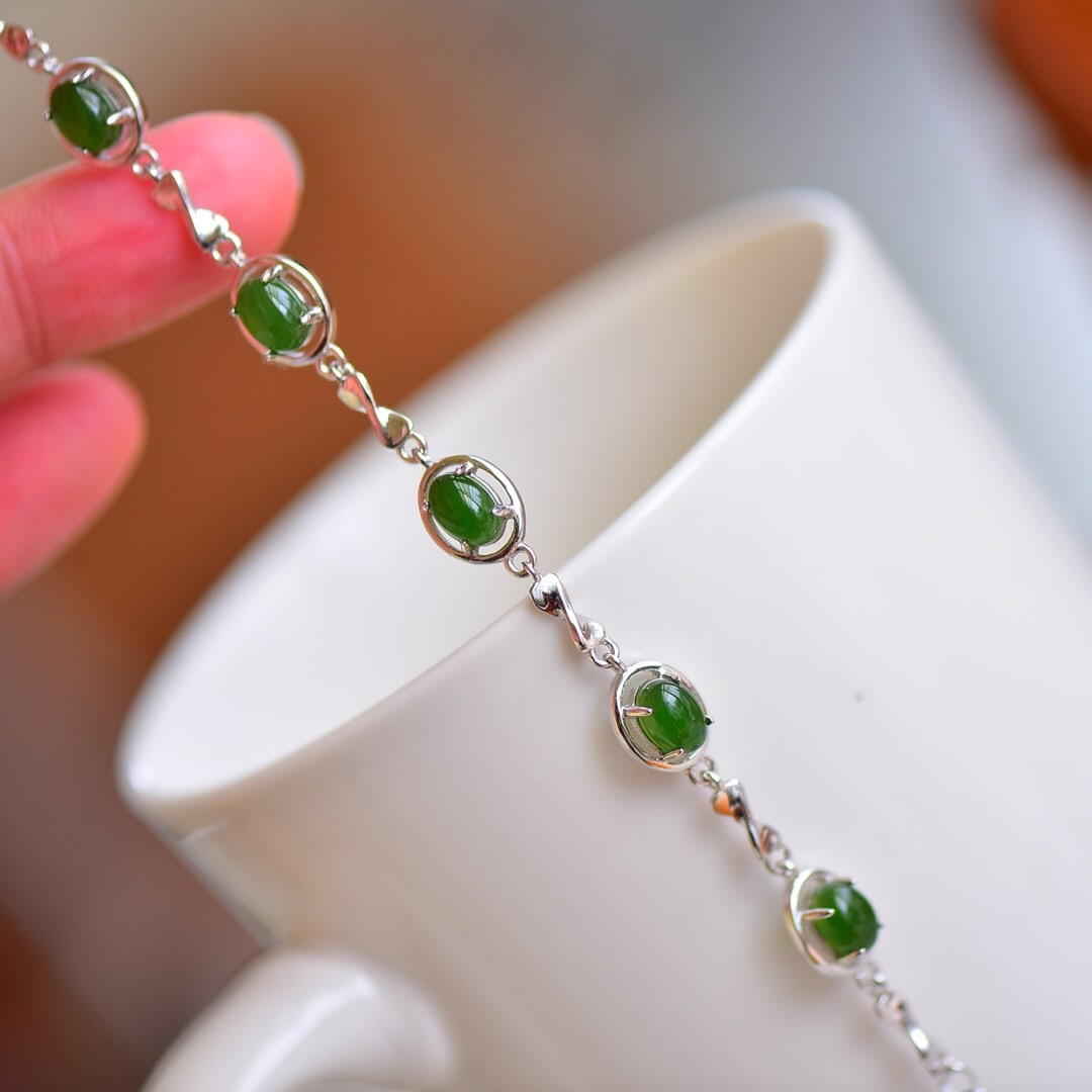 An Exquisite Sterling Silver Inlaid Jasper Bracelet: An Exquisite Sterling Silver Inlaid Jasper Bracelet 纯银镶碧玉手链